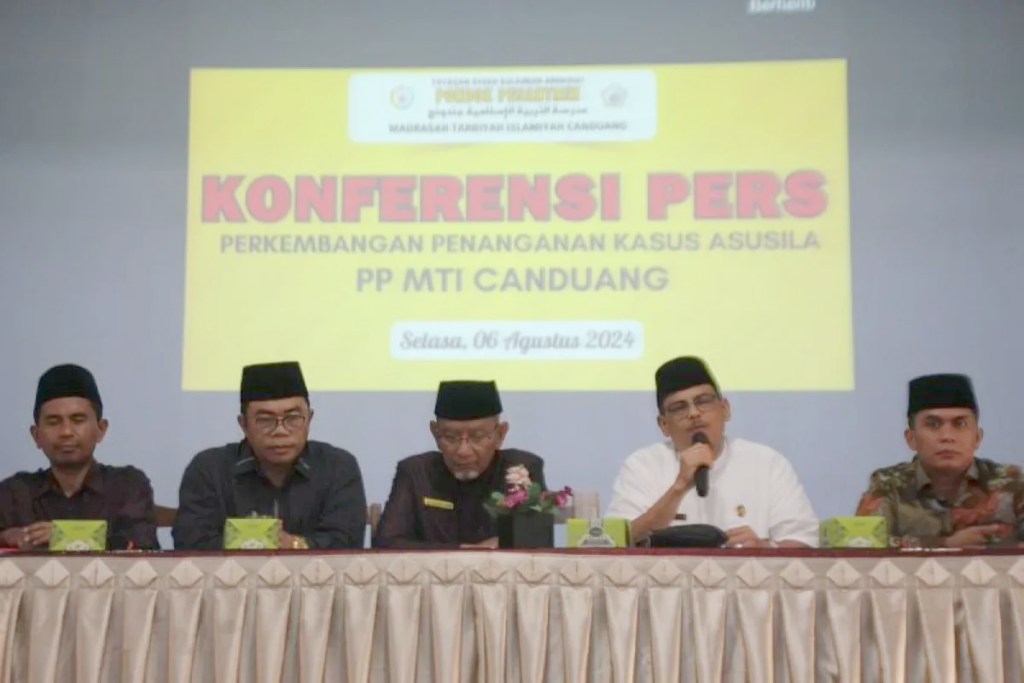 Pihak Yayasan Syekh Sulaiman Arrasuli dari Pondok Pesantren Madrasah Tarbiyah Islamiyah (MTI) Canduang memberikan keterangan resmi kepada awak media terkait perkembangan kasus asusila, Selasa (6/8/2024) siang. (Foto: Dok. Antara/Al Fatah)