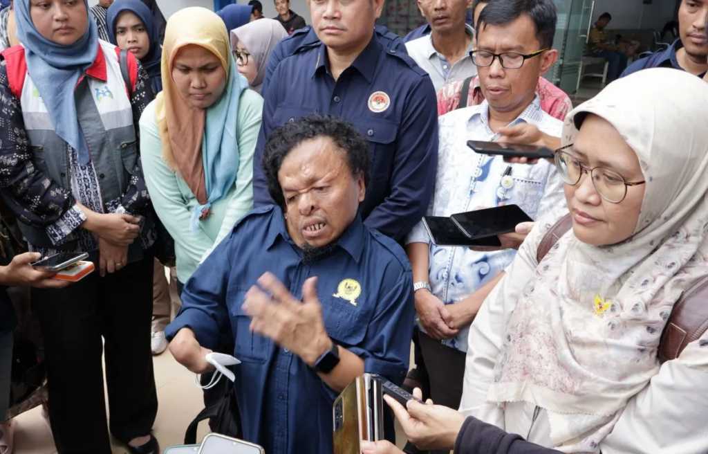 Anggota Komnas HAM, Hari Kurniawan memberikan keterangan pers terkait proses ekshumasi Afif Maulana di Padang, Kamis (8/8/2024) siang. (Foto: Dok. ANTARA/Muhammad Zulfikar)