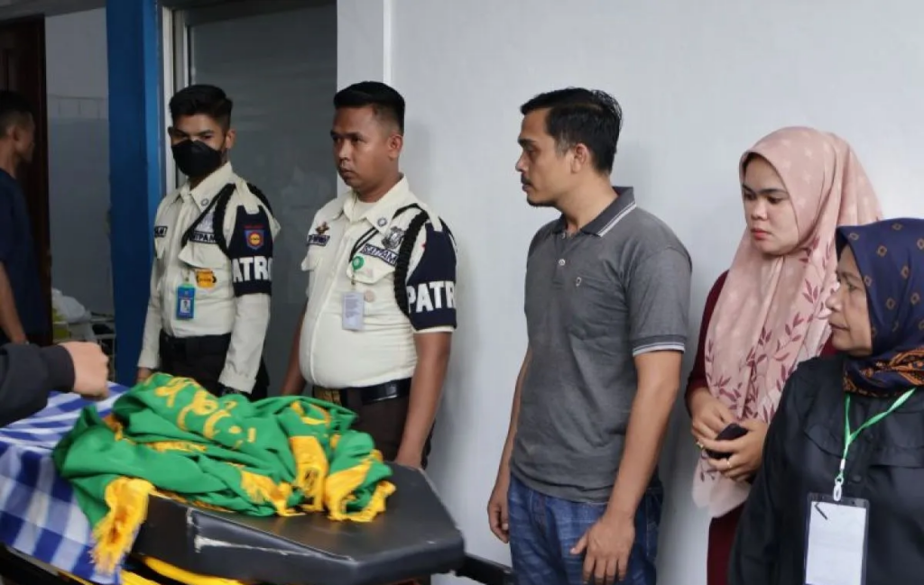 Ibu Afif Maulana (dua dari kanan), Anggun Angriani (32) bersama ayah Afif Maulana (tiga dari kanan), Afrinaldi (36) melihat jenazah anaknya saat akan dimasukkan ke dalam ambulans untuk kembali dimakamkan di TPU Tanah Sirah usai proses ekshumasi di Kota Padang, Sumatera Barat (Sumbar), Kamis (8/8/2024) siang. (Foto: Dok. ANTARA/Muhammad Zulfikar)