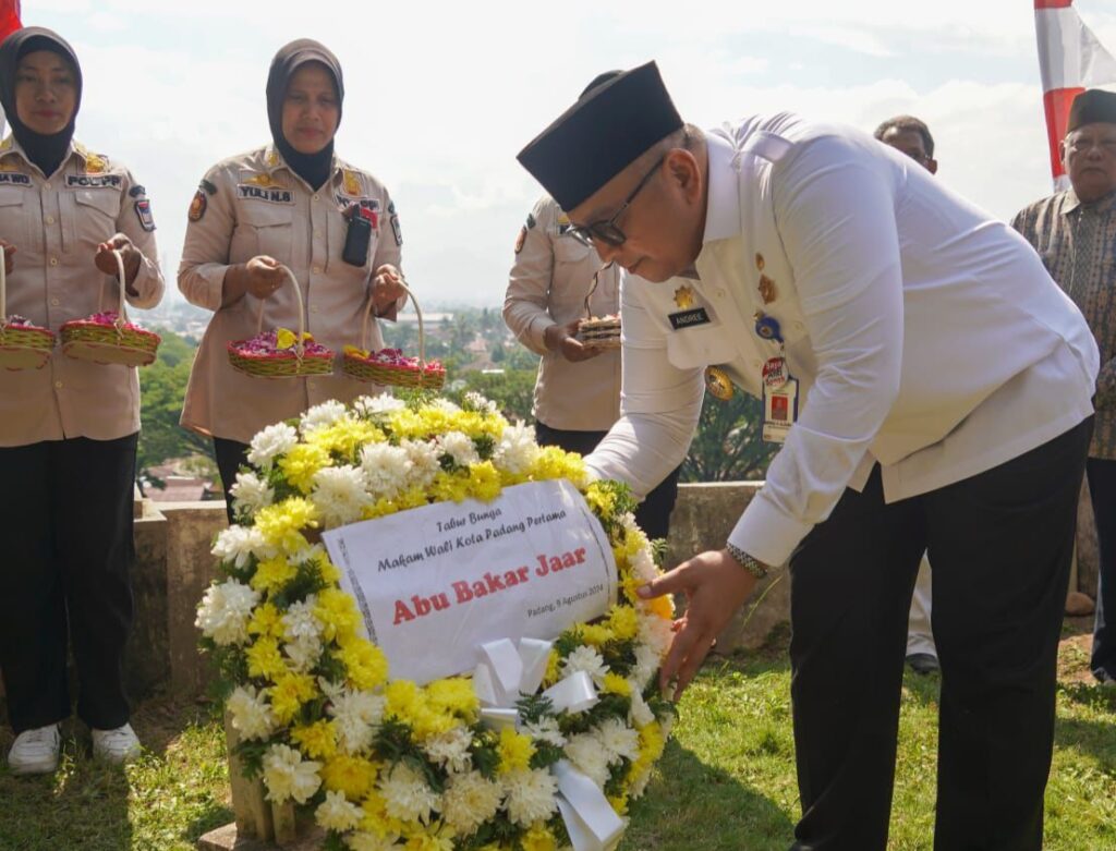 Pj Wako Andree Harmadi Algamar meletakkan karangan bunga di makam Wali Kota Padang pertama, Abu Bakar Jaar pada Jumat (9/8/2024) siang. (Foto: Dok. Prokopim)