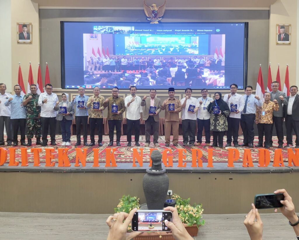 Pembukaan PKKMB untuk mahasiswa baru Politeknik Negeri Padang tahun ajaran 2024/2025 sekaligus penandatanganan nota kesepahaman dengan sejumlah mitra dan lembaga. (Foto: Dok. PNP)