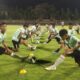 Para pemain Timnas Indonesia U-17 melakukan pemanasan saat latihan fisik H-1 jelang laga persahabatan melawan India di Stadion Ngurah Rai di Denpasar, Bali, Sabtu (24/8/2024) malam. (Foto: Dok. ANTARA/Dewa Ketut Sudiarta Wiguna)