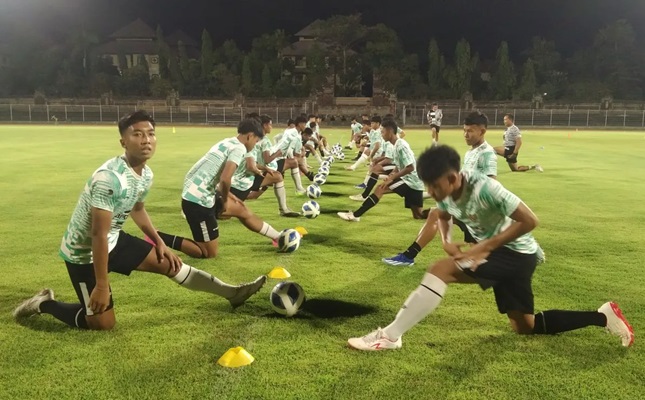 Para pemain Timnas Indonesia U-17 melakukan pemanasan saat latihan fisik H-1 jelang laga persahabatan melawan India di Stadion Ngurah Rai di Denpasar, Bali, Sabtu (24/8/2024) malam. (Foto: Dok. ANTARA/Dewa Ketut Sudiarta Wiguna)