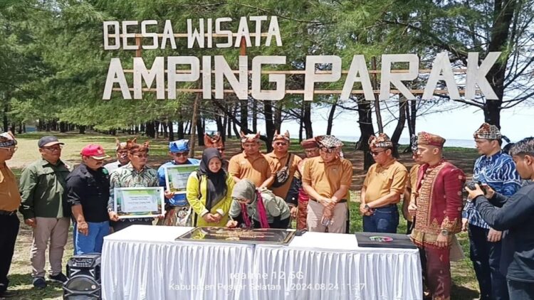 Tim penilai dari Kementerian Pariwisata dan Ekonomi Kreatif (Kemenparekraf) RI melakukan kunjungan lapangan ke Desa Wisata Nagari Amping Parak, Kecamatan Sutera, Kabupaten Pesisir Selatan guna melakukan penilaian dalam rangka Anugerah Desa Wisata Indonesia (ADWI) 2024, Sabtu (24/8). (Antara)