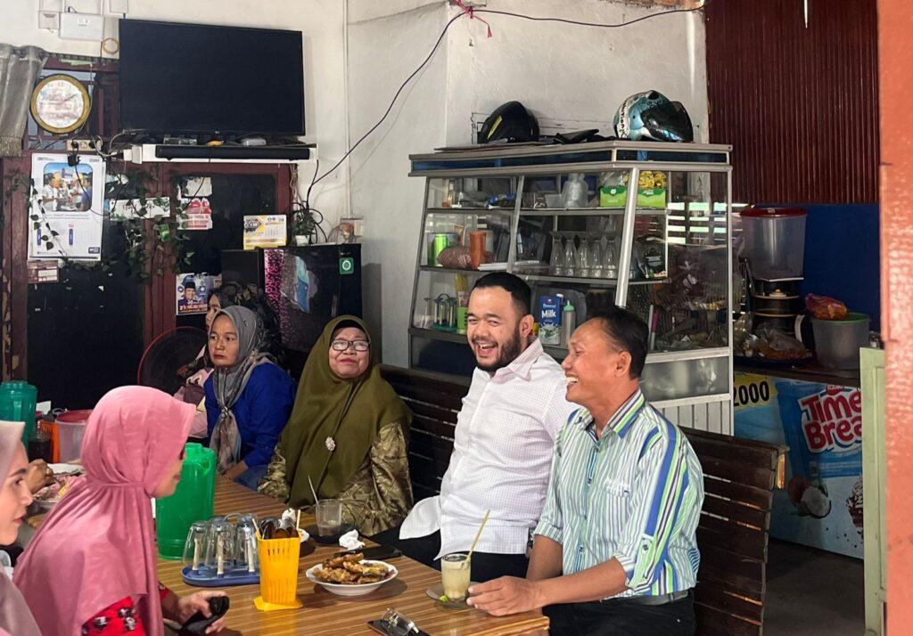 Calon Wali Kota Padang, Fadly Amran bertemu dengan warga Padang Sarai dan guru sekolah semasa ia kecil pada Kamis (29/8/2024) sore. (Foto: Dok. Tim FA)