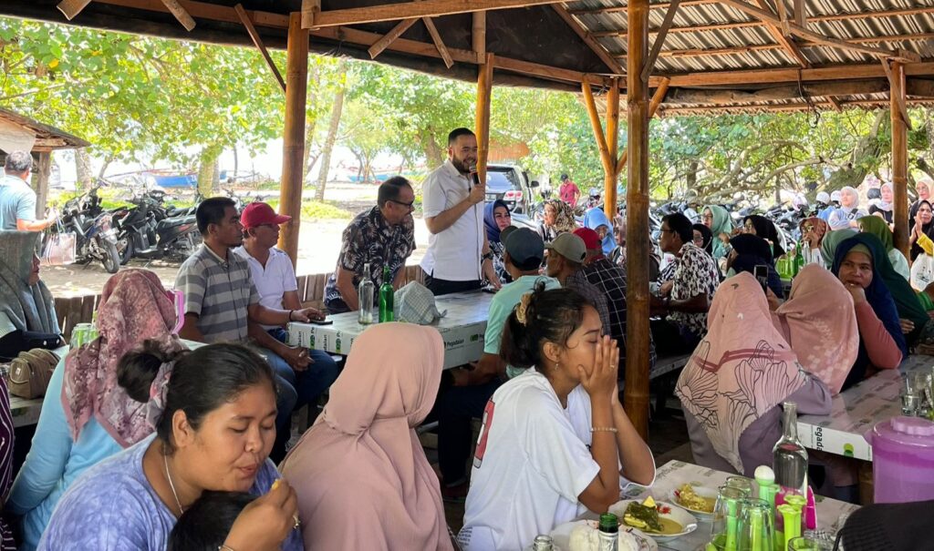 Calon Wali Kota Padang, Fadly Amran bertemu dan menyerap aspirasi warga di kawasan Parupuak Tabiang, Kecamatan Koto Tangah pada Kamis (29/8/2024) siang. (Foto: Dok. Tim FA)