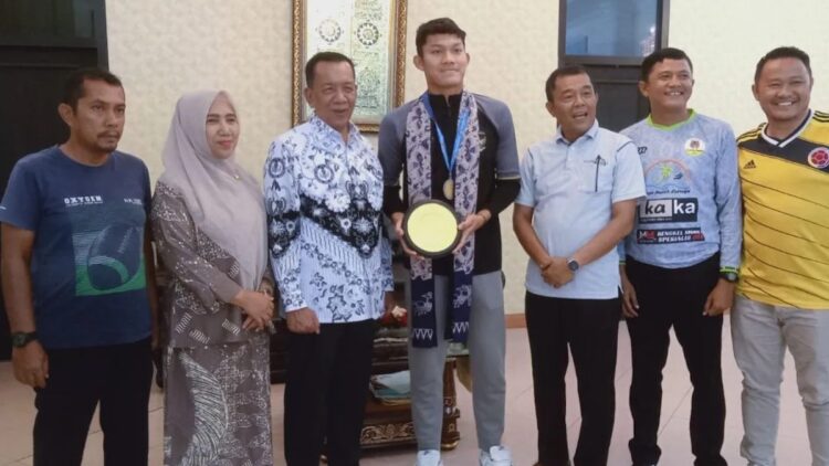 Ikram Algiffari, penjaga gawang Timnas U-19 Indonesia berkunjung ke kediaman umah Dinas Bupati Pesisir Selatan (Pessel) Sabtu (3/8/2024). (dok. Antara)