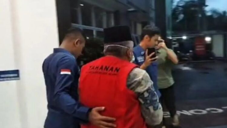 Penyidik Kejari Agam sedang membawa AW menuju mobil tahanan untuk dibawa ke rumah tahanan, Kamis (15/7). Dok Antara/Yusrizal