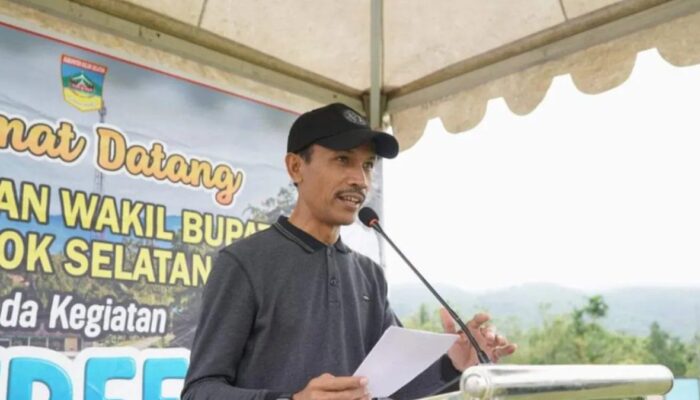 Pemkab Solok Selatan Fokus Tingkatkan Pendidikan, Bagikan 950 Seragam Gratis