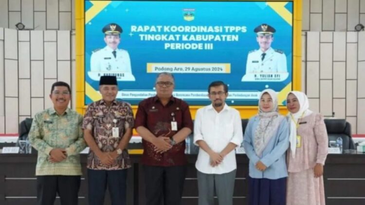 Sekretaris Daerah Kabupaten Solok Selatan Syamsurizaldi didampingi Asisten I Efi Yandri dan Staf Ahli Bupati Novirman foto bersama dengan pemateri saat rapat koordinasi sebagai upaya penurunan angka prevelensi stunting. (Antara)