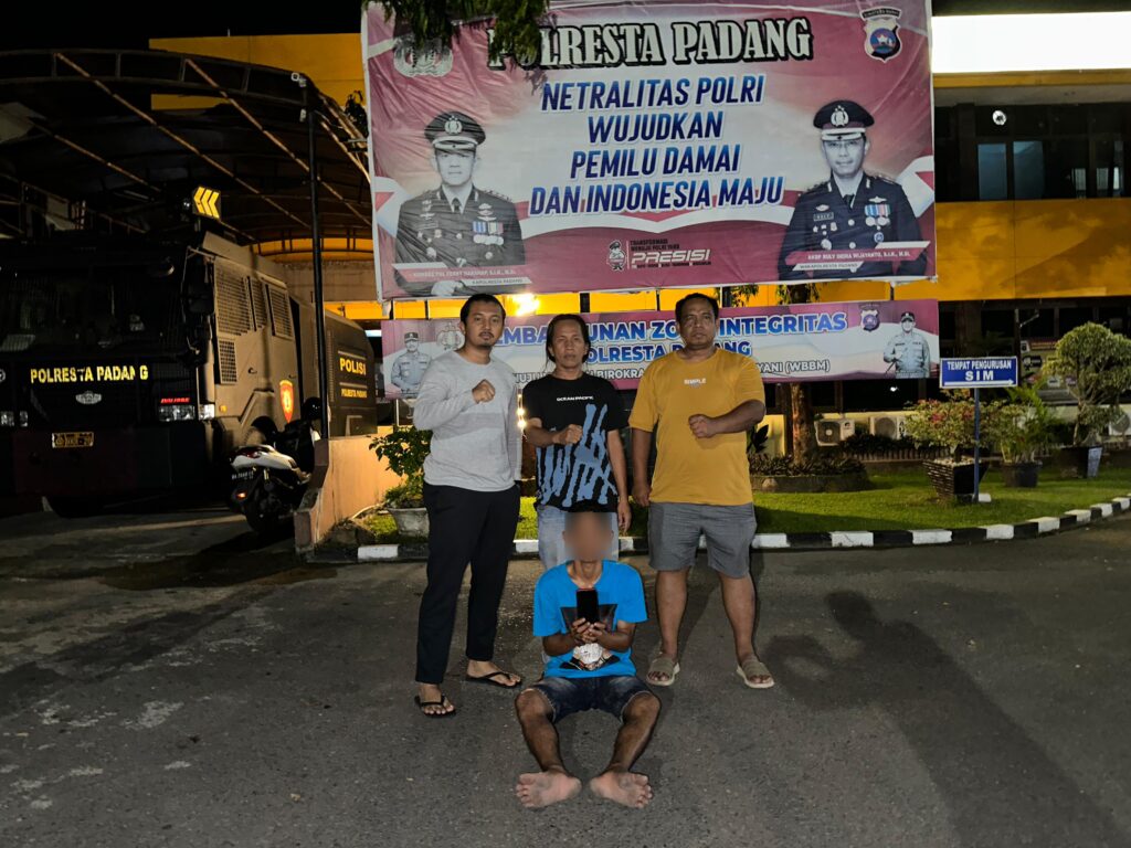 Pelaku pencurian ponsel seorang perempuan di kawasan Ulak Karang beberapa waktu lalu ditangkap polisi pada Minggu (4/8/2024) sore. (Foto: Dok. Tim Klewang Polresta Padang)