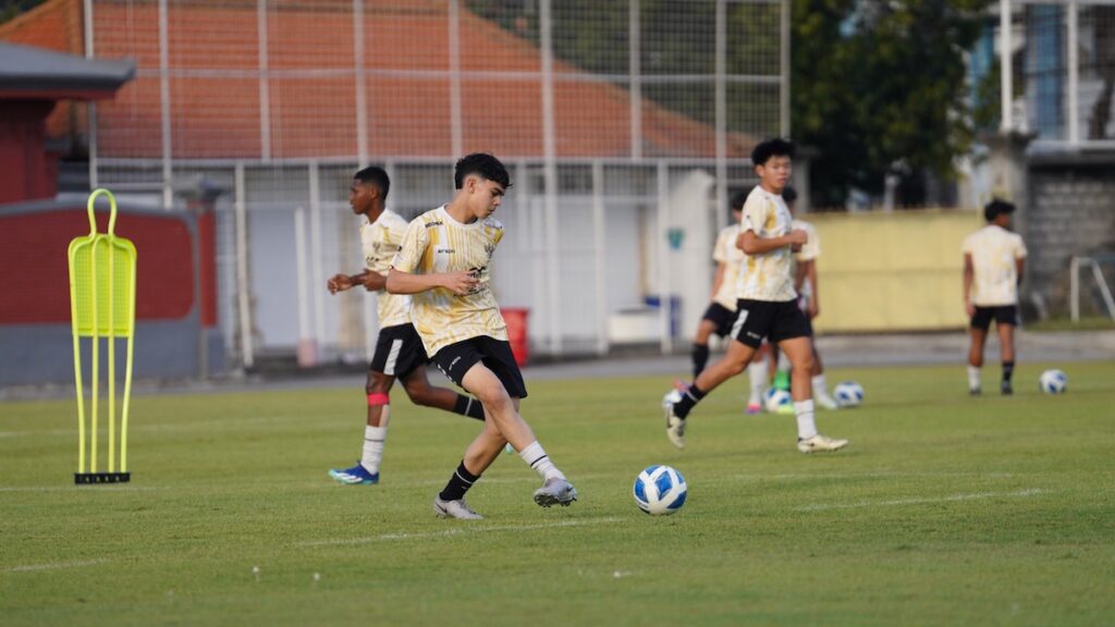 Mathew Baker saat latihan dengan Timnas U-17. (dok. PSSI)