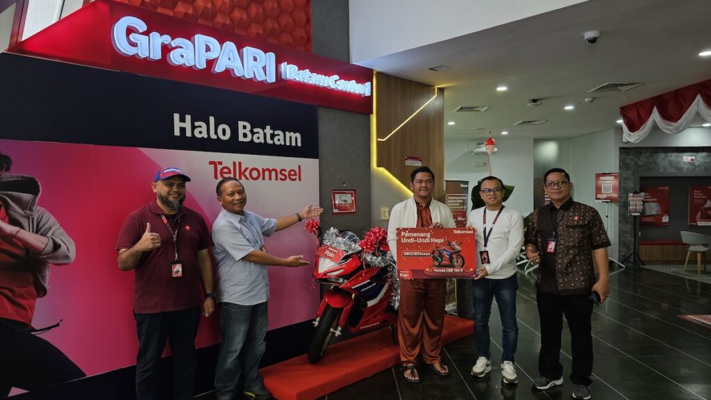 Pelanggan Telkomsel Batam Jadi Pemenang Hadiah Motor Sport di Program Telkomsel POIN Undi Undi Hepi Periode 4. (dok. Telkomsel)