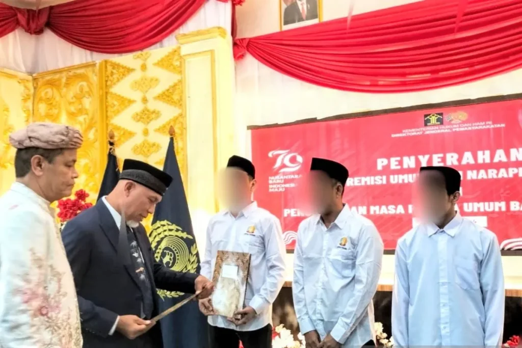 Penyerahan Surat Keputusan (SK) Remisi secara simbolis oleh Gubernur Sumbar, Mahyeldi didampingi oleh Kakanwil Kemenkumham Sumbar, Amrizal di Padang, Sabtu (17/8/2024) siang. ANTARA/Fathul Abdi)