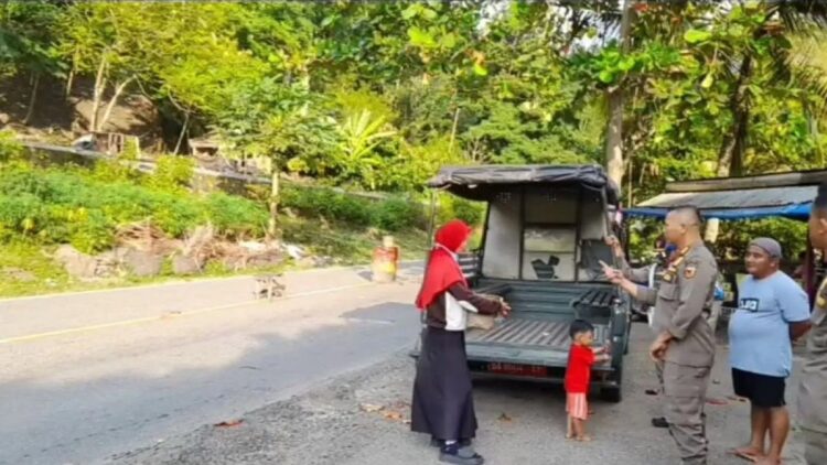 Satpol PP Tanahdatar menertibkan dan edukasi peminta sumbangan di jalan raya. (ANTARA/HO-Satpol PP Tanahdatar)