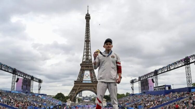 Atlet panjat tebing Indonesia Veddriq Leonardo berfoto dengan latar belakang Menara Eiffel di Champions Park, Trocadero, Paris, Prancis, Jumat (9/8/2024). ANTARA FOTO/Wahyu Putro A/pras.