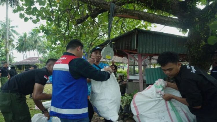 Petugas memilah dan menimbang sampah laut yang dikumpulkan di sekitar kawasan pesisir pantai barat. ANTARA/HO-Humas Pertamina Sumbagut