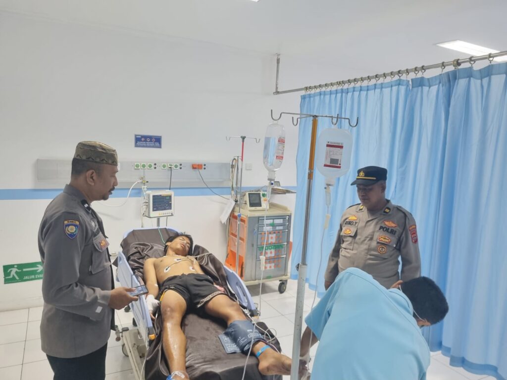 Seorang remaja dilarikan ke rumah sakit usai aksi tawuran pecah pada Sabtu (10/8/2024) dini hari dan membuat tangannya putus. (Foto: Dok. Istimewa)