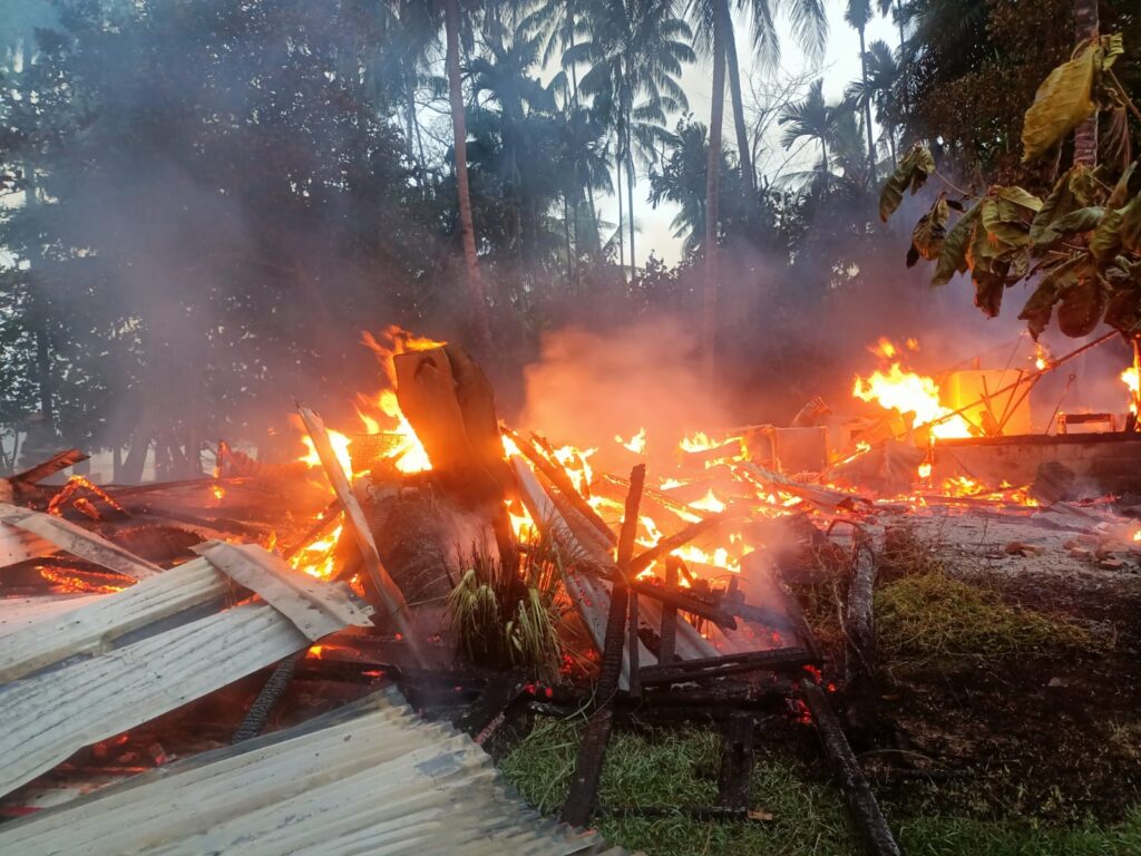 Kebakaran yang terjadi pada Sabtu (10/8/2024) pagi di kawasan Pantai Air Manis, Kecamatan Padang Selatan. Api menghanguskan satu bangunan rumah merangkap warung. (Foto: Dok. Dinas Damkar Padang)