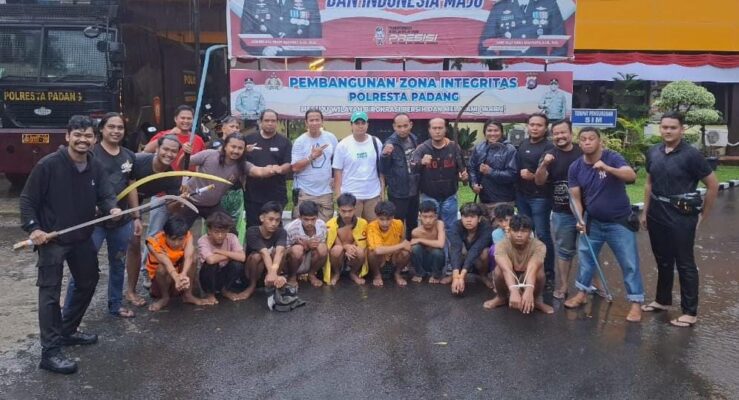 Tim Klewang Satreskrim Polresta Padang menangkap sejumlah pelaku tawuran yang mengakibatkan tangan seorang remaja putus pada Sabtu (10/8/2024) dini hari. (Foto: Dok. Polresta Padang)