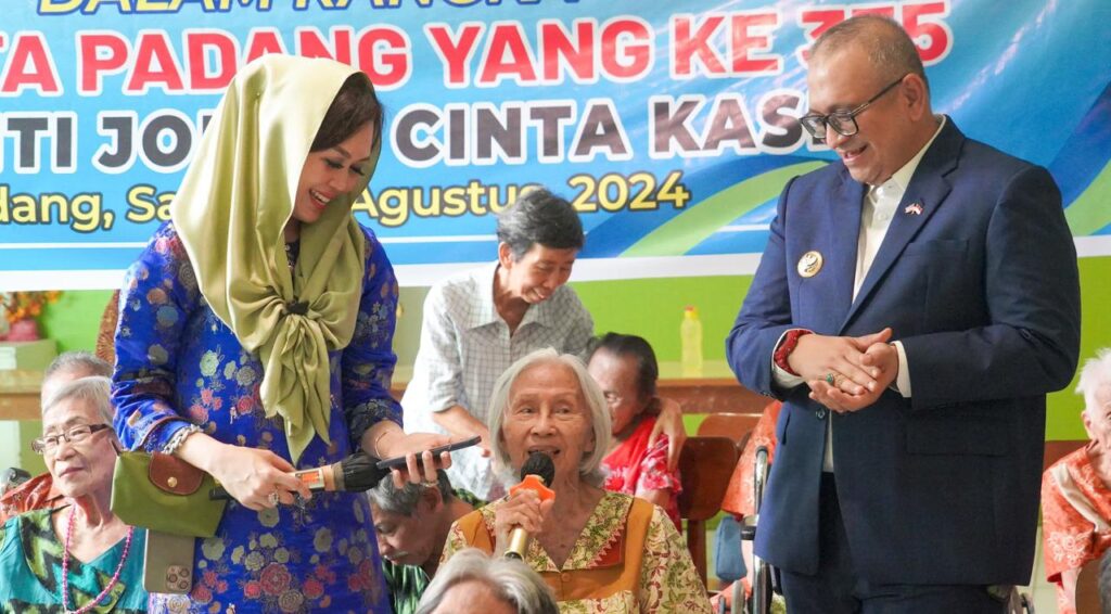 Pj Wali Kota Padang, Andree Harmadi Algamar (kanan) dan Pj Ketua TP-PKK Kota Padang, Putri Sari Ivanny (kiri) bercengkrama dengan penghuni Panti Jompo dalam anjangsana peringatan HJK ke-355 tahun. (Foto: Dok. Prokopim)