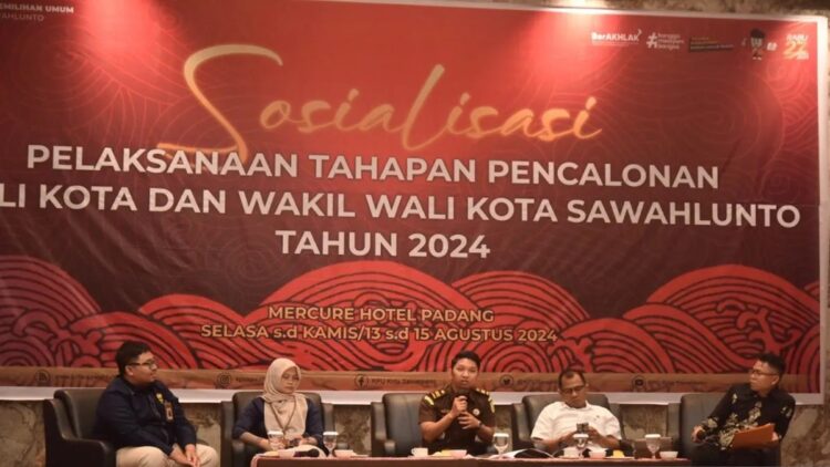 Kasubsi Intelijen Kejaksaan Negeri Sawahlunto Arief Hidayat menyampaikan materi dalam sosialisasi tahapan pencalonan Pilkada Sawahlunto, Rabu. (Antarasumbar/Yudha Ahada)