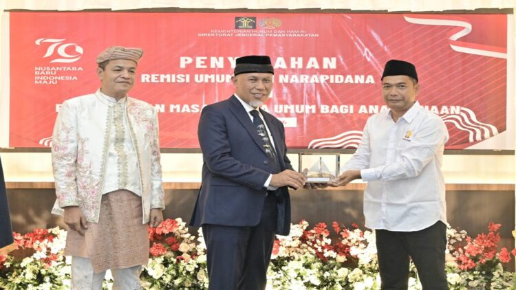 Gubernur menyerahkan remisi kepada 4.185 napi di lingkup Kanwil Kemenkumham Sumbar. (Foto: Dok. Diskominfotik Sumbar)