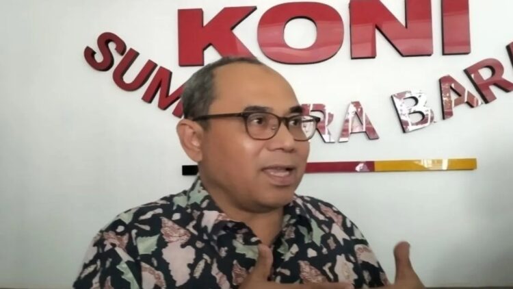 Ketua KONI Provinsi Sumbar Ronny Pahlawan saat diwawancarai di Padang, Selasa (20/8/2024). ANTARA/Muhammad Zulfikar.