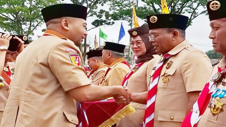 Ketua Kwarcab 16 Pramuka Pariaman menerima lencana Darma Bakti dari Kwarnas. (Foto: Dok. Istimewa)