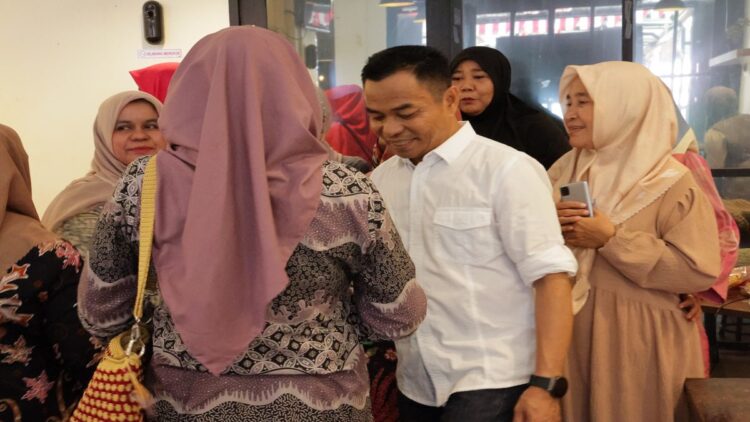 Hidayat bersilaturahmi dengan pelaku UMKM di Padang. (Foto: Dok. Istimewa)
