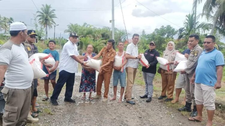 Pemko Pariaman menyerahkan bantuan kepada korban banjir. (Foto: Dok. Istimewa)