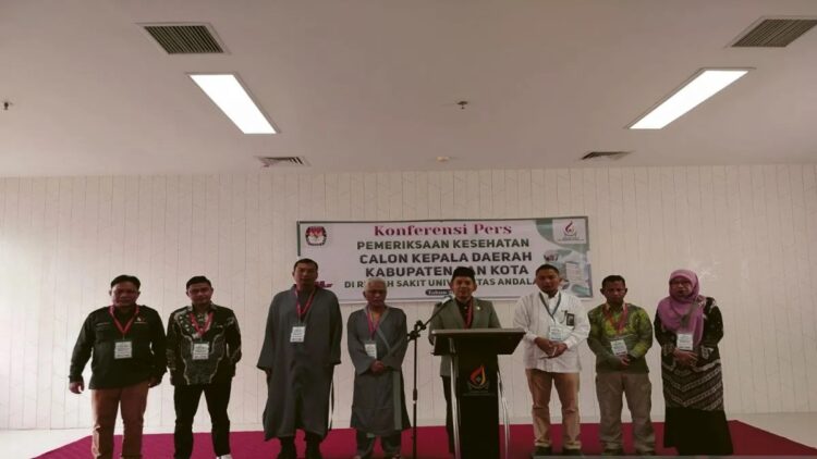 Ketua KPU Agam Herman Susilo didampingi komisioner KPU, Bawaslu, Pasangan Calon dan Direktur RS Unand Padang Dr. dr. Yevri Zulfiqar sedang memberikan keterangan saat pemeriksaan kesehatan di Rumah Sakit Unand Padang. Dok Antara/Yusrizal