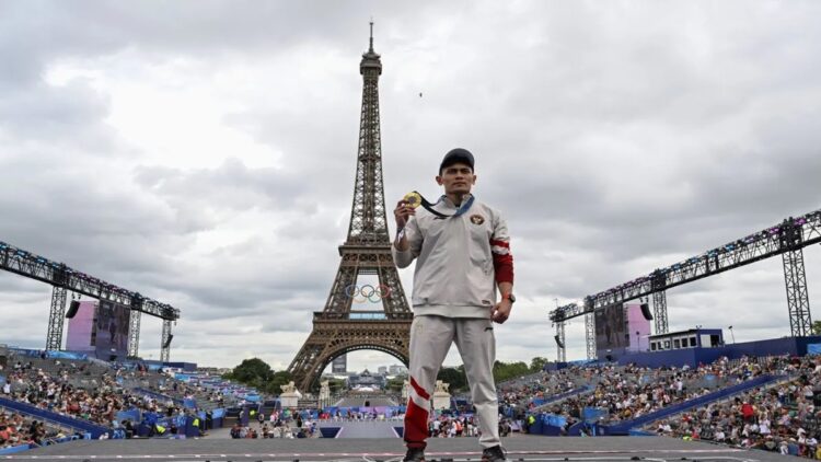 Atlet panjat tebing Indonesia Veddriq Leonardo berfoto dengan latar belakang Menara Eiffel di Champions Park, Trocadero, Paris, Prancis, Jumat (9/8/2024). ANTARA FOTO/Wahyu Putro A/nz