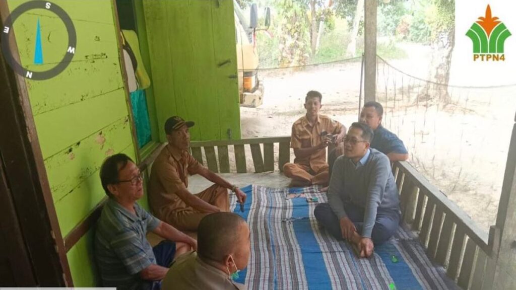 Diskusi jajaran PTPN IV Regional 4 terkait pencurian TBS bersama aparat kepolisian dan tokoh masyarakat. (dok. istimewa)