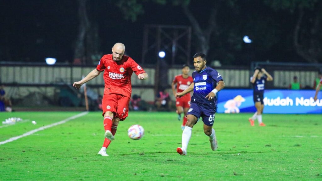 Gelandang Semen Padang FC Charlie Scott berebut bola dengan pemain Borneo FC. (dok. MO Semen Padang FC)