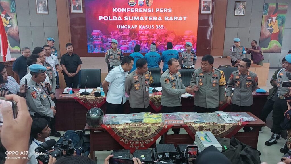 Konferensi pers perampokan mobil pengisian ATM di Padang Pariaman. (dok. Radarsumbar)