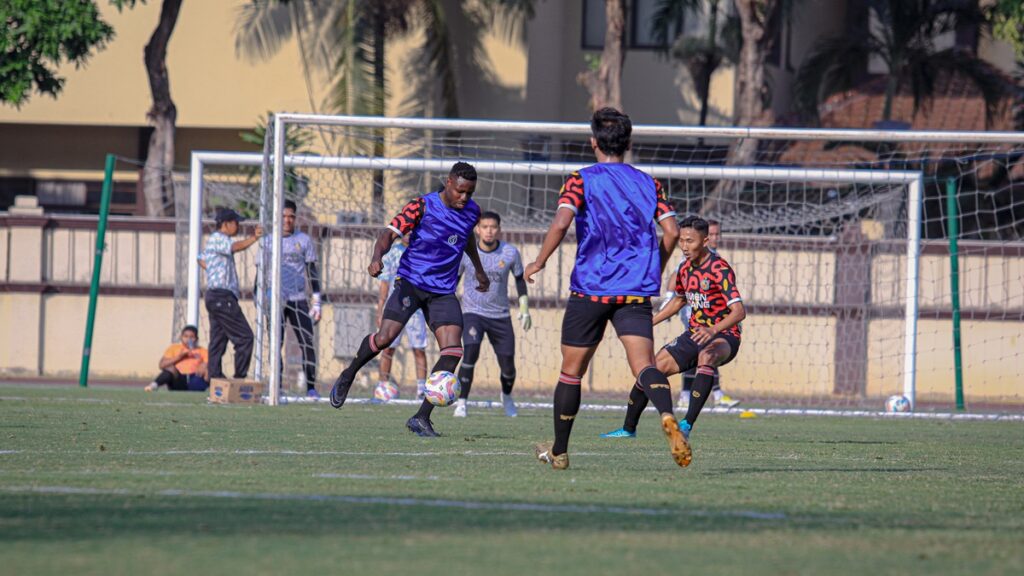 Ofisial training Semen Padang FC di Stadion STIK Jakarta. (dok. MO Semen Padang FC)