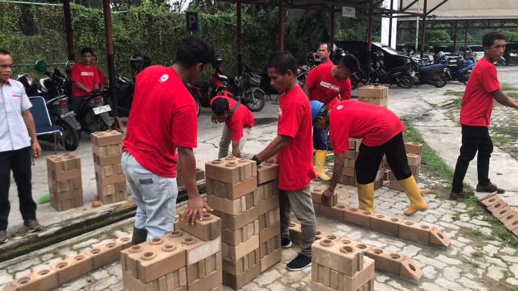 Pelatihan tukang untuk penggunaan SEPABLOCK oleh Semen Padang. (dok. Humas)