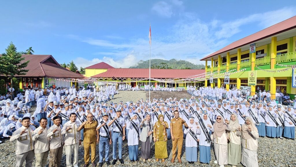 Pengukuhan 150 siswa sebagai Duta Keterbukaan Informasi Publik di Lapangan Upacara SMKN 1 Lubuk Sikaping, Pasaman, Senin 12 Agustus 2024. (dok. istimewa)