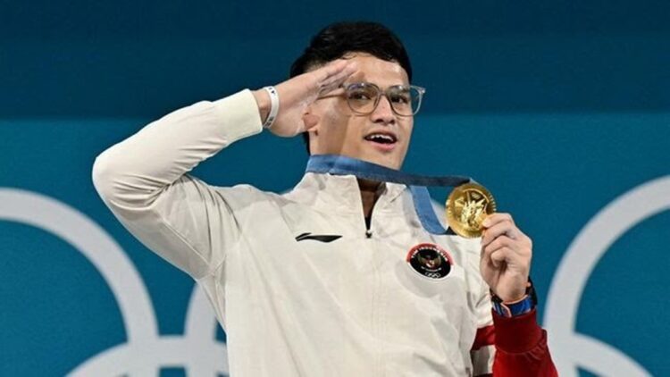 Lifter muda Indonesia, Rizki Juniansyah Raih Medali Emas di Olimpiade Paris 2024. (Foto istimewa/NOC Indonesia)