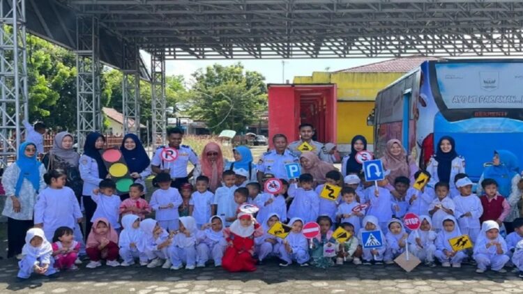 Anak-anak TK/KB Al Abrar Cubadak Air, Kota Pariaman, Sumbar berfoto bersama dengan jajaran Dinas Perhubungan Kota Pariaman dan guru saat pelaksanaan Sadar Lalu Lintas Usia Dini (Salud) di Pariaman, Senin (26/8). Antara/HO-Diskominfo Pariaman