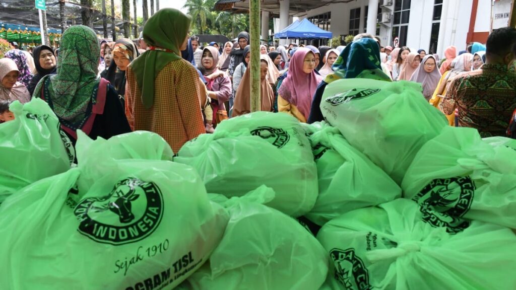 Sembako murah program TJSL PT Semen Padang. (dok. Humas)