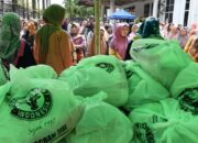 Gelar Bazar UMKM, PT Semen Padang Salurkan 750 Paket Sembako Murah