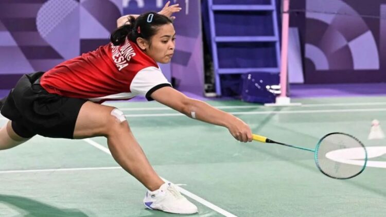 Pebulu tangkis tunggal putri Indonesia Gregoria Mariska Tunjung mengembalikan kok ke pebulu tangkis Korea Selatan An Se-young pada semifinal bulu tangkis tunggal putri Olimpiade Paris 2024 di Porte De La Chapella Arena, Paris, Prancis, Minggu (4/8/2024). ANTARA FOTO/Wahyu Putro A/YU