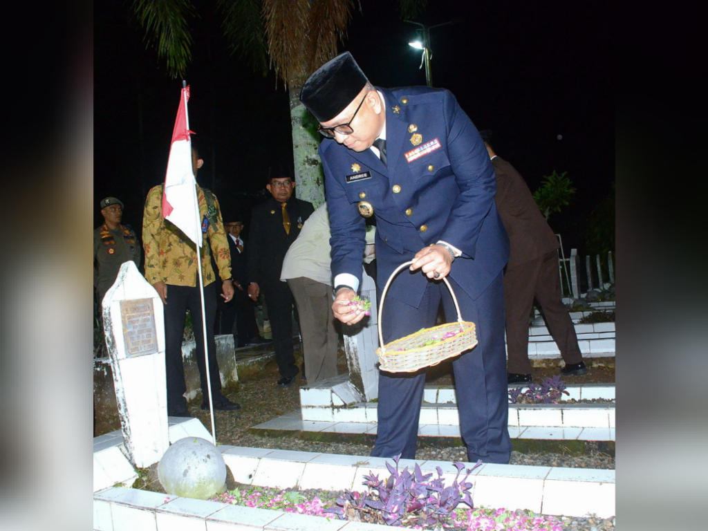 Pj Wako Padang, Andree Harmadi Algamar menabur bunga di TMP Kuranji dalam kegiatan malam renungan suci memperingati HUT RI ke-79 pada Sabtu (17/8/2024) dini hari. (Foto: Dok. Prokopim)