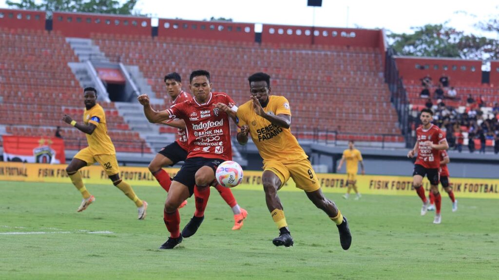 Striker Semen Padang FC Cornelius Stewart berebut bola dengan kapten Bali United Ricky Fajrin. (dok. MO Semen Padang FC)