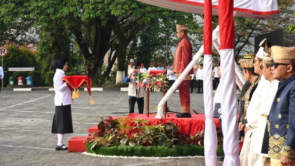 Upacara HUT RI ke-79 di PT Semen Padang. Dirut PT Semen Padang Indrieffouny Indra didapuk sebagai pembina upacara. (dok. Humas)