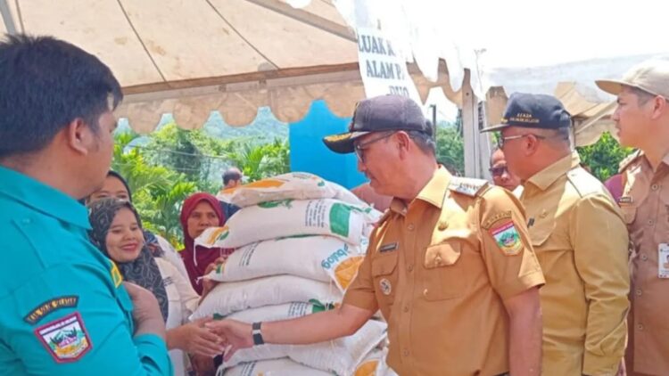 Bupati Solok Selatan Khairunas didampingi Sekretaris Daerah Syamsurizaldi meninjau operasi pasar di Kecamatan Payah Duo guna menstabilkan harga kebutuhan pokok dan mencegah inflasi di Sumbar. (Antara)