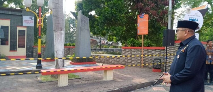 Arsip 2023: Andree Harmadi Algamar yang kala itu menjabat sebagai Sekretaris Daerah (Sekda) meninjau perbaikan di Monumen Tugu Gempa 30 September 2009. (Foto: Dok. Istimewa/RRI Padang/Bobby)