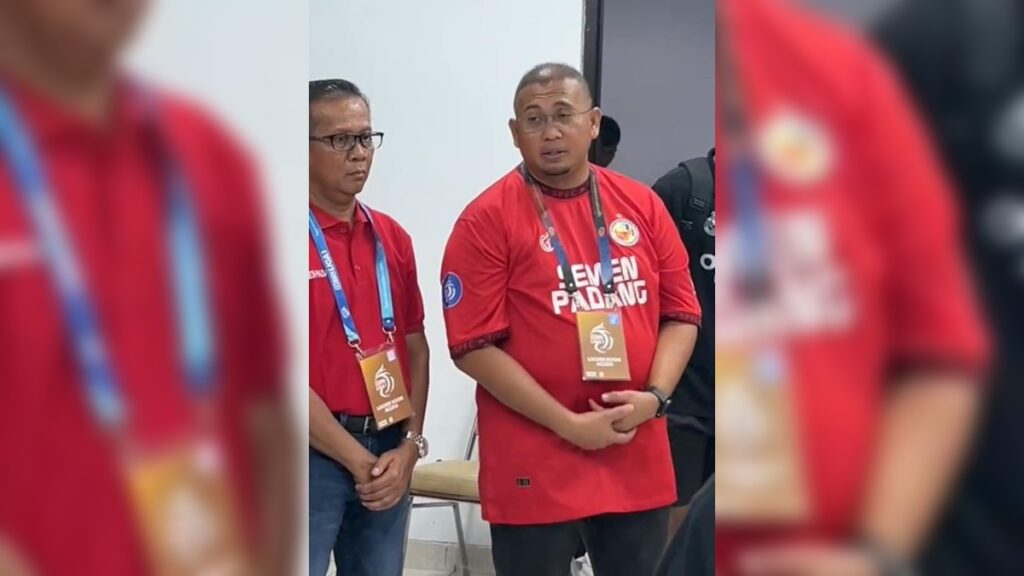 Penasihat Semen Padang FC Andre Rosiade berikan brainstorming kepada para pemain Semen Padang usai laga melawan Persis. (dok. tangkapan layar)